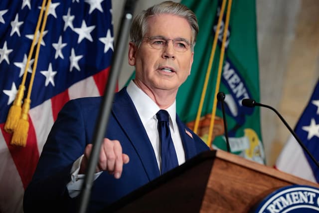 El secretario del Tesoro, Scott Bessent, anuncia un nuevo conjunto de sanciones contra Irán, describiéndolas como "un Día D económico", en el Departamento del Tesoro en Washington el 24 de agosto de 2026. (Chip Somodevilla/Getty Images)
