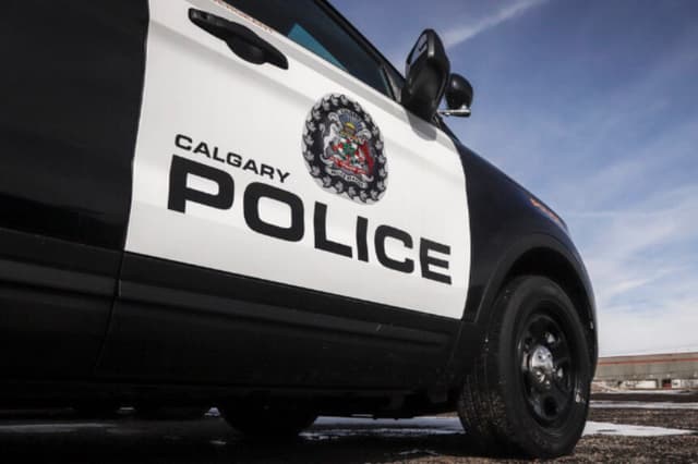 Un vehículo policial en la sede del Servicio de Policía de Calgary, en Calgary, en una foto de archivo. The (Canadian Press/Jeff McIntosh).