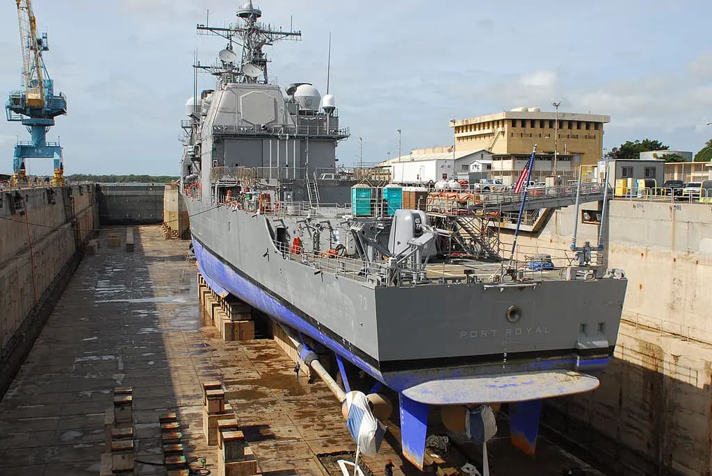 <em>El crucero de misiles guiados USS Port Royal se encuentra en dique seco en el astillero naval de Pearl Harbor, preparándose para reparaciones en Pearl Harbor, Hawái, el 19 de febrero de 2009. (Michael F. Laley/Marina de los EE. UU. vía Getty Images).</em>