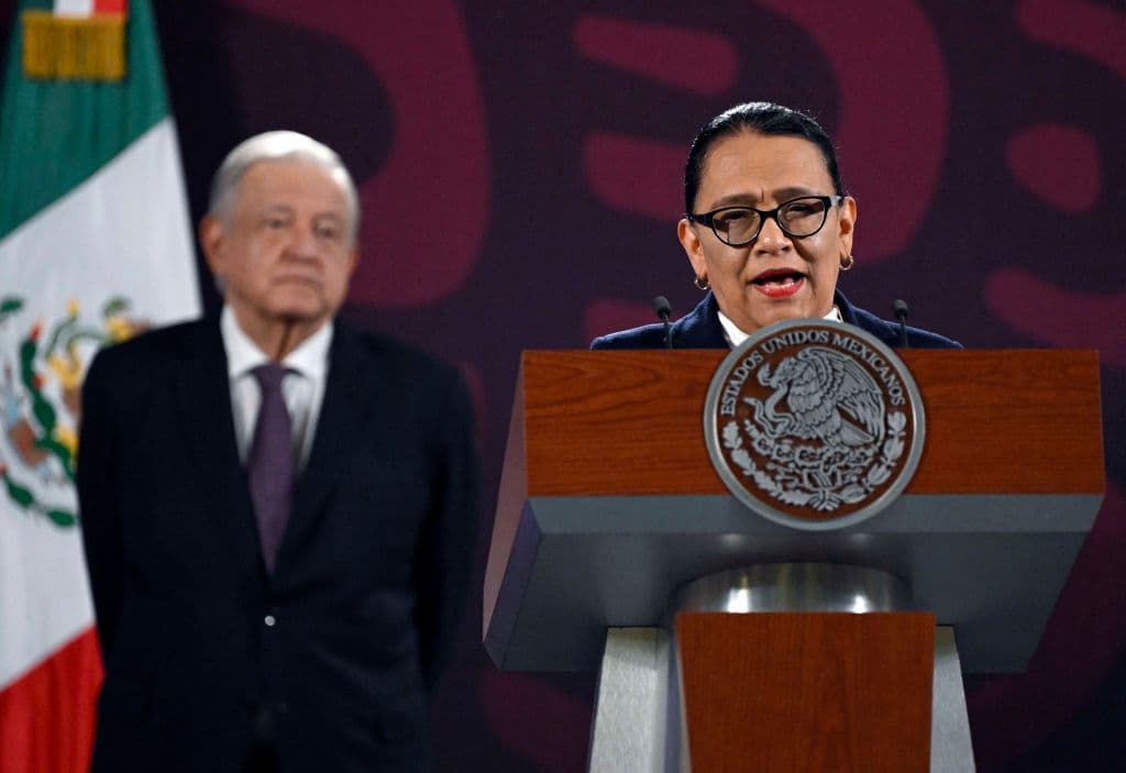 <em>La secretaria de Seguridad de México, Rosa Icela Rodríguez, junto al presidente Andrés Manuel López Obrador, durante una conferencia de prensa en la Ciudad de México el 26 de julio de 2024. Rodríguez afirmó que México no participó en la detención en Texas de Ismael "el Mayo" Zambada y de un hijo de Joaquín "el Chapo" Guzmán (Alfredo Estrella / AFP vía Getty Images).</em>