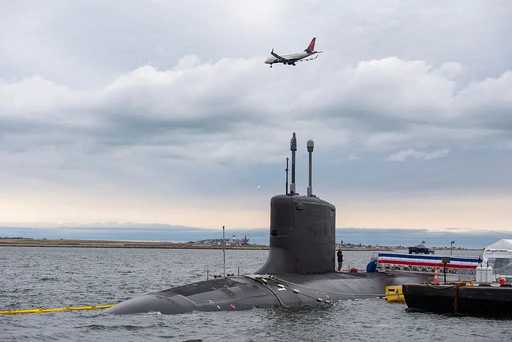 <em>El submarino de ataque rápido de la clase Virginia, USS Massachusetts (SSN 798), permanece atracado en la terminal de contenedores de Conley antes de su ceremonia de puesta en servicio en Boston, Massachusetts, el 27 de marzo de 2026. (Joseph Prezioso/AFP vía Getty Images).</em>