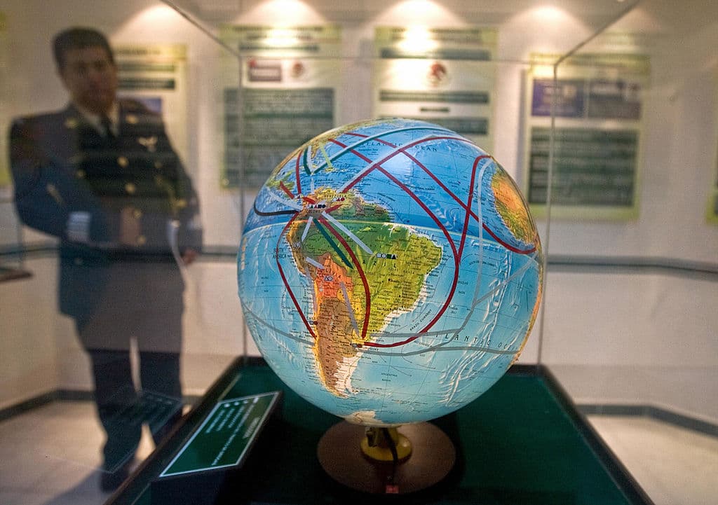 <em>Un oficial naval observa un globo terráqueo con las rutas mundiales del narcotráfico en el Museo de las Drogas en la Ciudad de México, el 3 de diciembre de 2008. (Ronaldo Schemidt / AFP vía Getty Images)</em>