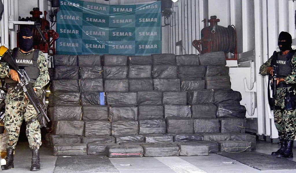 <em>Miembros de la Marina de México custodian siete toneladas de cocaína incautadas en Salina Cruz, Oaxaca, el 16 de febrero de 2009. La operación, coordinada por la Guardia Costera de Estados Unidos y la Marina de México, permitió decomisar la droga y detener a cinco mexicanos en aguas internacionales del océano Pacífico un día antes. (Juan Carlos Reyes / AFP vía Getty Images)</em>