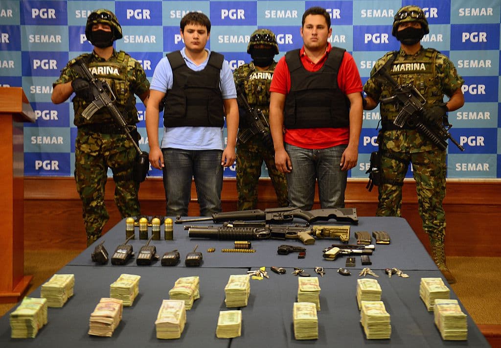 <em>Félix Beltrán León (2-D), identificado erróneamente por las autoridades como Jesús Alfredo Guzmán Salazar, hijo de Joaquín Guzmán Loera, alias el Chapo Guzmán, líder de cárteles de la droga, junto al presunto narcotraficante Kevin Beltrán Ríos (2-I), en la Ciudad de México, el 21 de junio de 2012. Beltrán fue arrestado por la Marina de México en Zapopan, Jalisco. (Ronaldo Schemidt/AFP vía Getty Images)</em>