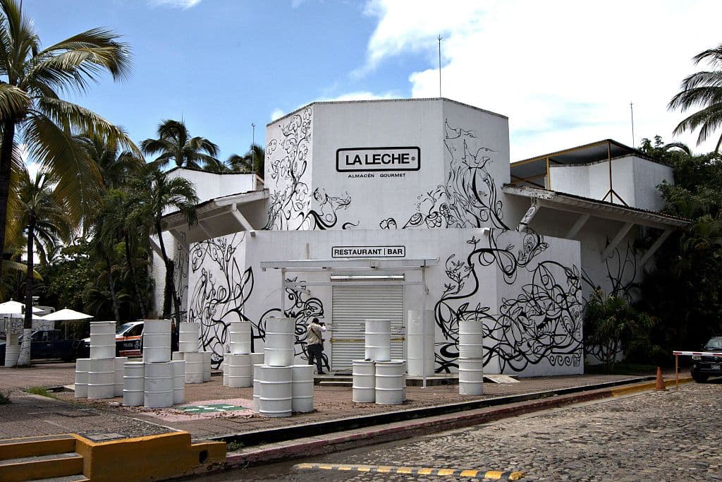<em>Fachada del restaurante La Leche, en Puerto Vallarta, Jalisco, el 17 de agosto de 2016, donde Jesús Alfredo Guzmán Salazar, hijo de Joaquín "el Chapo" Guzmán, fue secuestrado con otras cinco personas por un grupo armado (Héctor Guerrero / AFP vía Getty Images)</em>