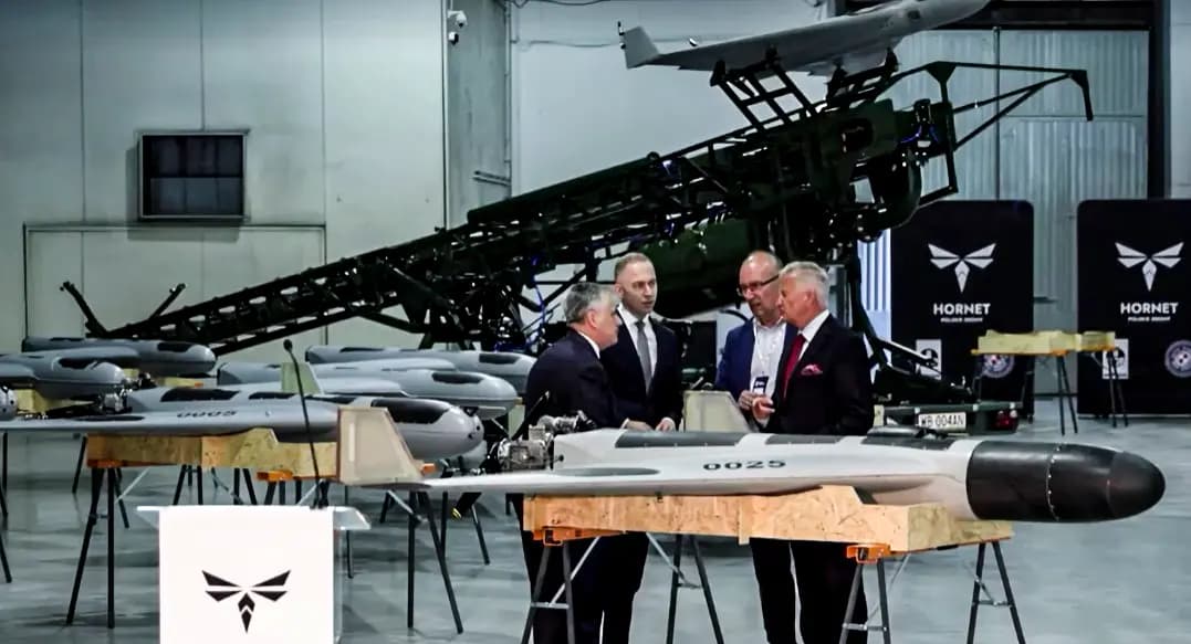 El viceministro de Defensa polaco, Cezary Tomczyk (segundo a la izquierda), visita una planta de drones Hornet en Sochaczew, Polonia, el 9 de julio de 2026. (Reuters)