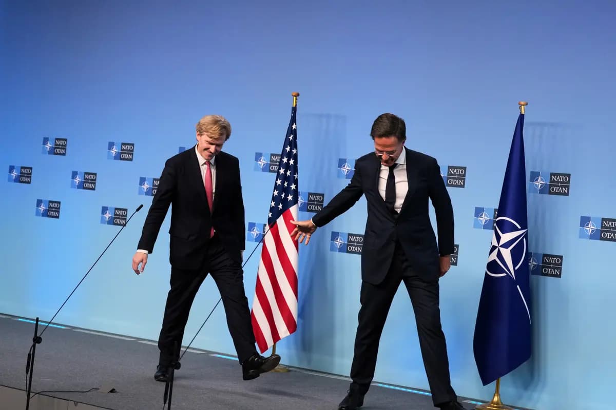 El secretario general de la OTAN, Mark Rutte (derecha), y el subsecretario de Defensa de EE. UU., Elbridge Colby, abandonan el podio tras dirigirse a los periodistas en la sede de la OTAN en Bruselas el 27 de agosto de 2026. (Virginia Mayo/Foto de AP)