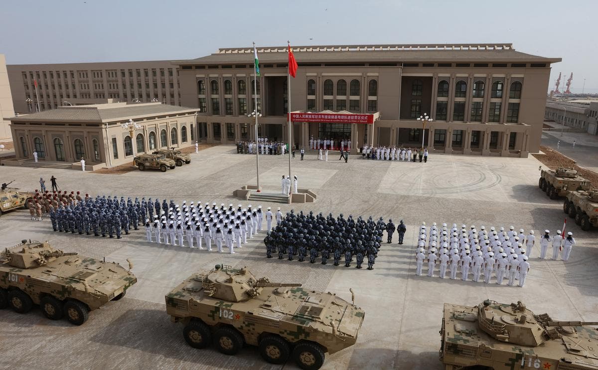 Personal del Ejército Popular de Liberación asiste a la ceremonia de inauguración de la nueva base militar de China en Yibuti el 1 de agosto de 2017. (STR/AFP vía Getty Images)