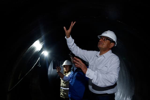 Gonzalo Uquillas (D), director general de la empresa eléctrica estatal ecuatoriana CELEC, junto con otras autoridades ecuatorianas, recorre la central hidroeléctrica Coca Codo Sinclair, antes de ofrecer una rueda de prensa en Napo, Ecuador, el 20 de noviembre de 2018. Las autoridades estaban anunciando una evaluación de los daños estructurales detectados en la mayor central hidroeléctrica de Ecuador, construida por la empresa china Sinohydro. (Foto de Cristina Vega / AFP vía Getty Images)