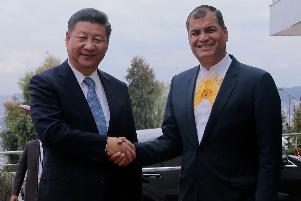 <em>El presidente de China, Xi Jinping (izq.), y el presidente de Ecuador, Rafael Correa, se dan la mano a su llegada a las instalaciones del Centro Nacional Integrado de Seguridad ECU 911 en Quito, para supervisarlas obras de la central hidroeléctrica Coca Codo Sinclair, construida por la empresa estatal china de ingeniería y construcción Sinohydro, el 18 de noviembre de 2016. (Juan Cevallos /AFP vía Getty Images)</em>