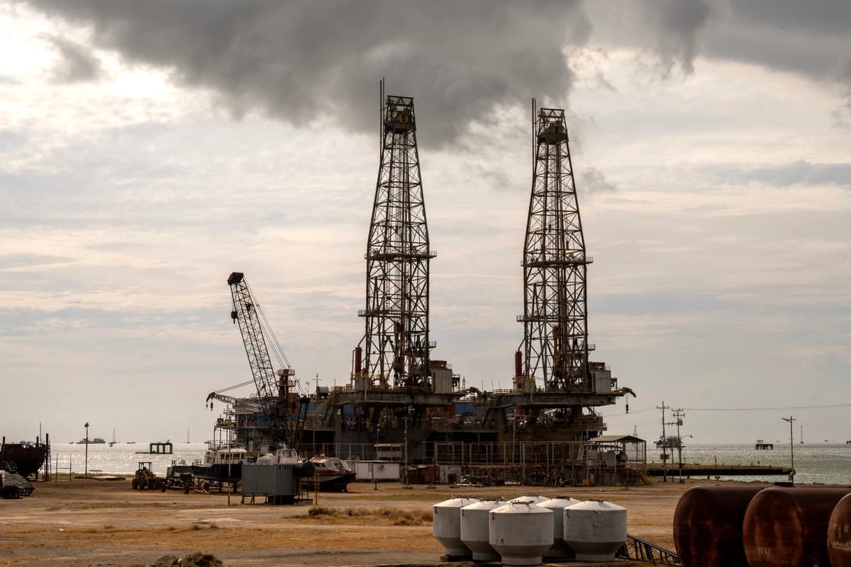 En la imagen se ven plataformas petroleras en Cabimas, al sur del lago Maracaibo, en el estado de Zulia, Venezuela, el 31 de enero de 2026. (Maryorin Méndez / AFP vía Getty Images)