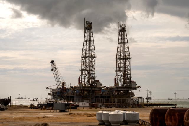 En la imagen se ven plataformas petroleras en Cabimas, al sur del lago Maracaibo, en el estado de Zulia, Venezuela, el 31 de enero de 2026. (Maryorin Méndez / AFP vía Getty Images)