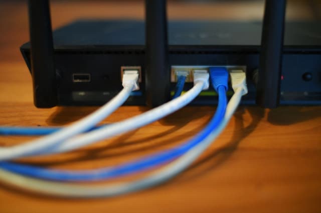Cables Ethernet conectados a la parte trasera de un router inalámbrico. (Mandel Ngan/AFP/Getty Images)