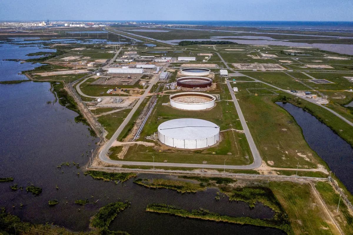 La Reserva Estratégica de Petróleo de Bryan Mound, una instalación de almacenamiento de petróleo, en esta fotografía aérea tomada sobre Freeport, Texas, el 27 de abril de 2020. (Adrees Latif/Reuters)