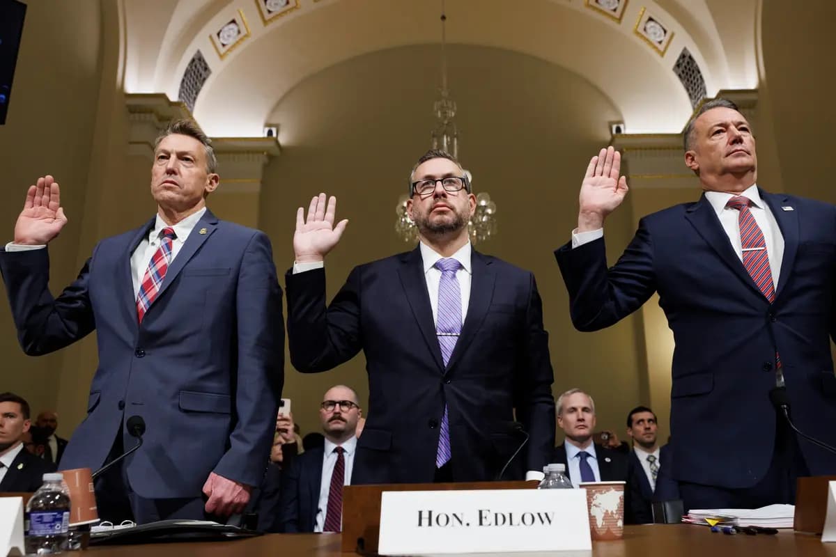 De izquierda a derecha, Rodney Scott, comisionado de Aduanas y Protección Fronteriza (CBP); Joseph Edlow, director de los Servicios de Ciudadanía e Inmigración de EE. UU. (USCIS); y Todd Lyons, director interino del Servicio de Inmigración y Control de Aduanas (ICE), prestan juramento durante una audiencia de supervisión de la Comisión de Seguridad Nacional de la Cámara de Representantes sobre el Departamento de Seguridad Nacional: ICE, CBP y USCIS, en el Capitolio el 10 de febrero de 2026, en Washington. (Foto AP/Tom Brenner)