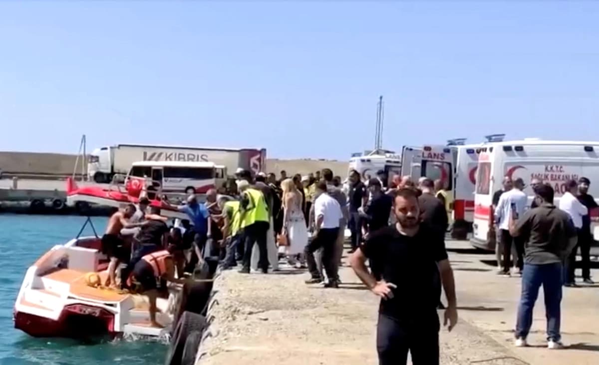 Embarcaciones de rescate llevan a los pasajeros a la costa desde el barco volcado en el norte de Chipre el 30 de agosto de 2026, en una captura de pantalla tomada de un video. (Reuters TV/Reuters)