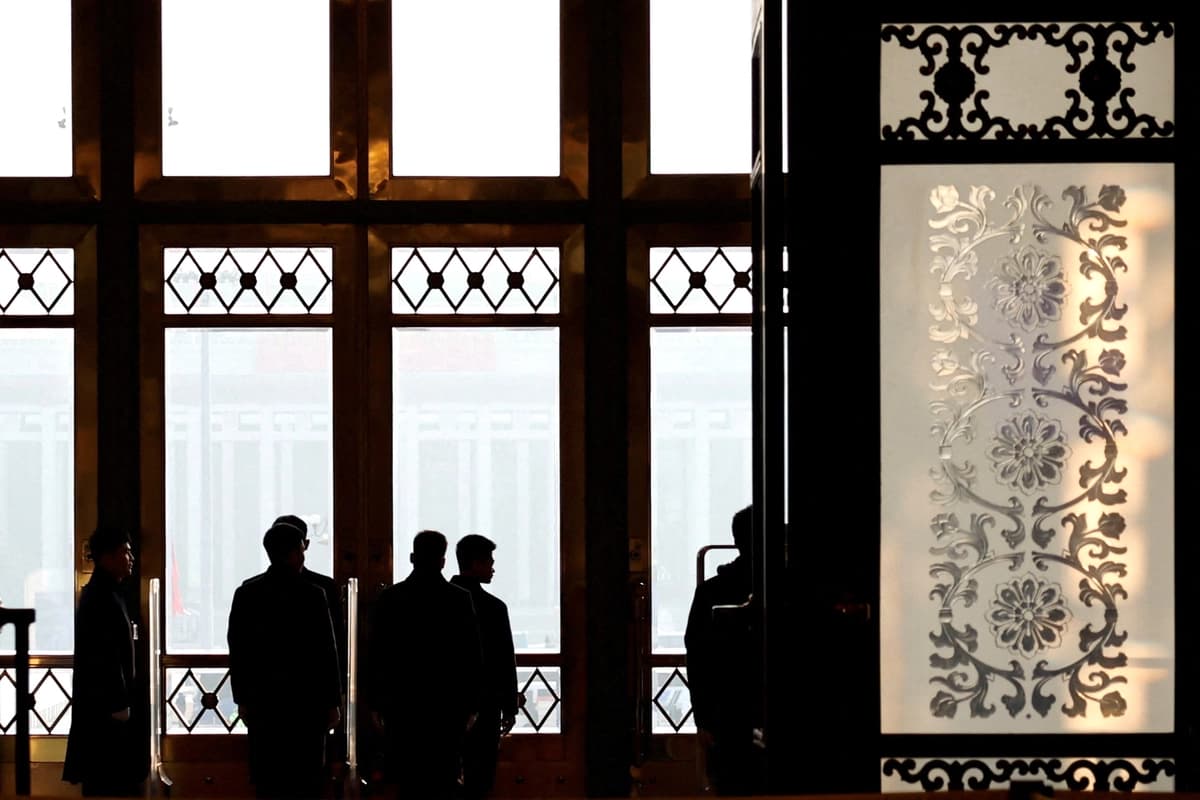 Personal de seguridad vigila la segunda sesión plenaria de la Asamblea Popular Nacional en Pekín el 8 de marzo de 2025. (Tingshu Wang/Reuters)
