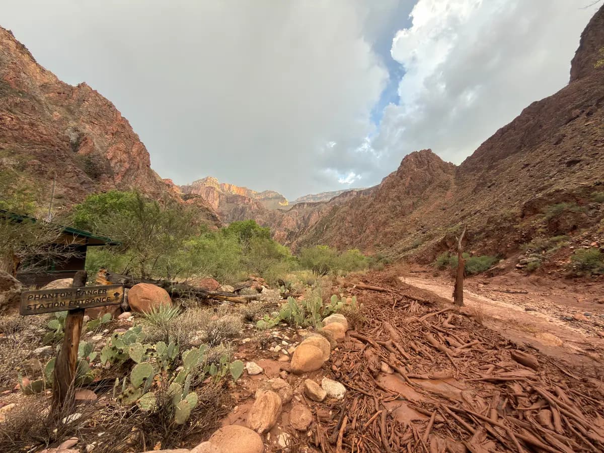Arroyo Bright Angel cerca de la estación Phantom Ranch en el Gran Cañón, Arizona, tras las inundaciones repentinas provocadas por las tormentas del 29 de agosto de 2026. (Parth Desai vía AP)