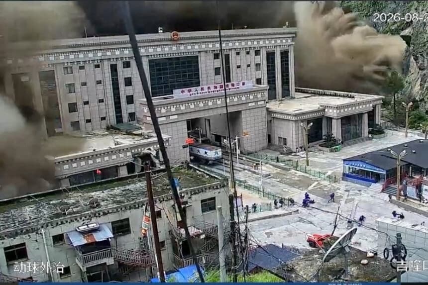 Las imágenes de las cámaras de seguridad muestran a personas huyendo mientras un muro de lodo y agua destruye edificios en un valle en la frontera entre Nepal y China, en Gyirong, Tíbet, el 26 de agosto de 2026. (Redes sociales vía Reuters)