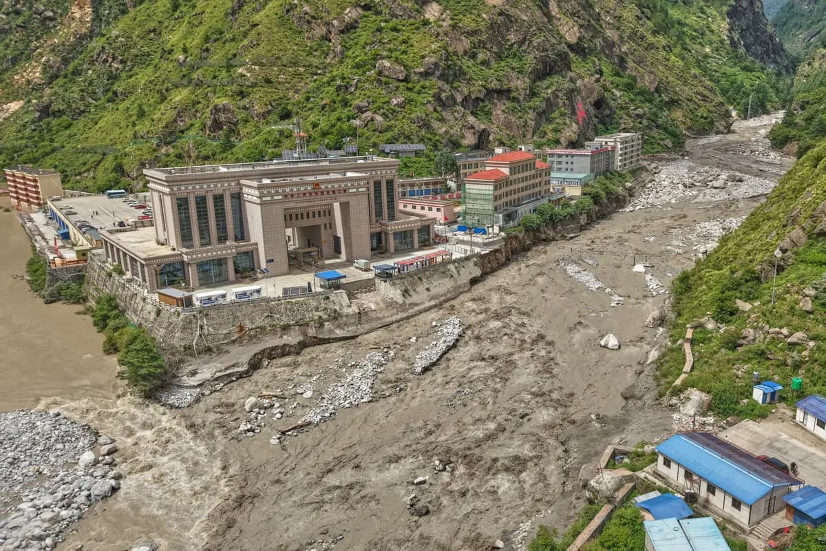 <em>A la izquierda se observa territorio chino y a la derecha territorio nepalí tras la destrucción del Puente de la Amistad, un puente clave sobre el río Bhotekoshi que conecta Nepal con China, a causa de las lluvias monzónicas en Rasuwagadi, a 120 kilómetros (75 millas) al norte de la capital, Katmandú, Nepal, el 9 de julio de 2025. (Foto AP/Sujan Gurung).</em>