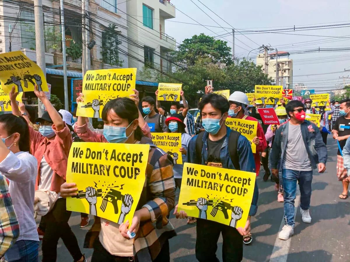 Manifestantes contrarios al golpe sostienen pancartas con el mensaje “No aceptamos el golpe militar” durante una marcha en Mandalay, Birmania, el 14 de marzo de 2021. (Foto de AP)