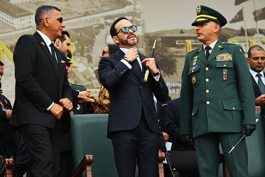 El presidente de Colombia, Abelardo de la Espriella (C), su ministro de Defensa, Jorge Mora (I), y el comandante de las Fuerzas Armadas, el general Erick Rodríguez, en Bogotá, el 26 de agosto de 2026. (Raúl ARBOLEDA / AFP vía Getty Images)