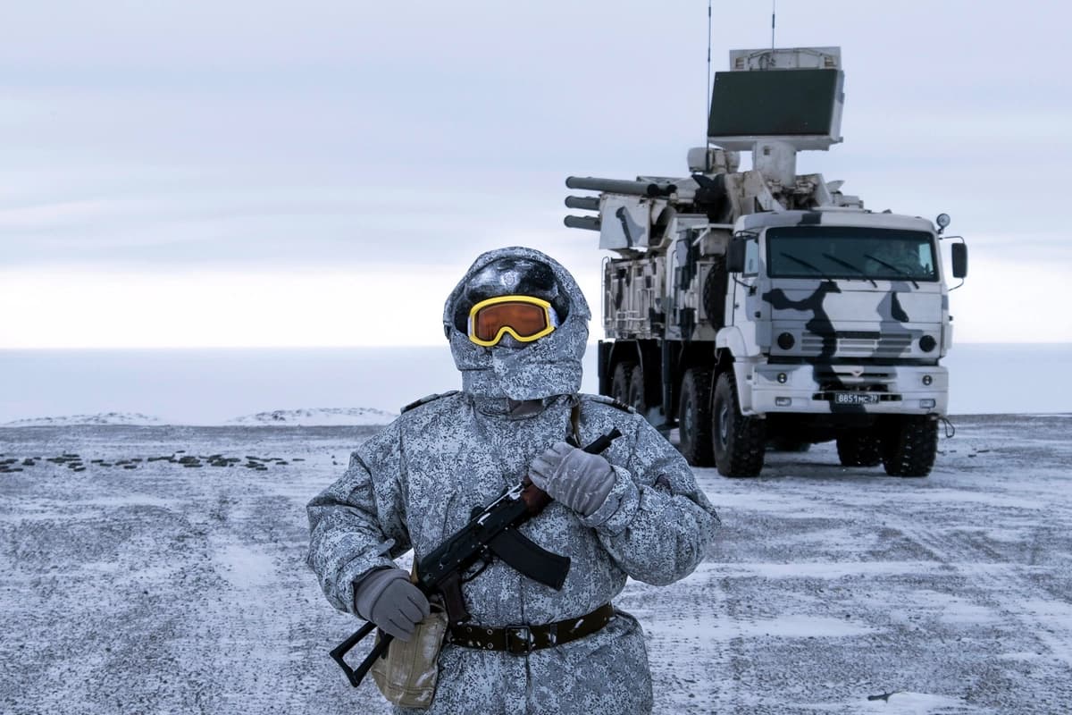 Un soldado ruso monta guardia junto a un sistema de defensa antiaérea Pansyr-S1 en la isla Kotelny, parte del archipiélago de las Islas de Nueva Siberia, situada entre el mar de Laptev y el mar de Siberia Oriental, en Rusia, el 3 de abril de 2019. (Vladimir Isachenkov/AP).