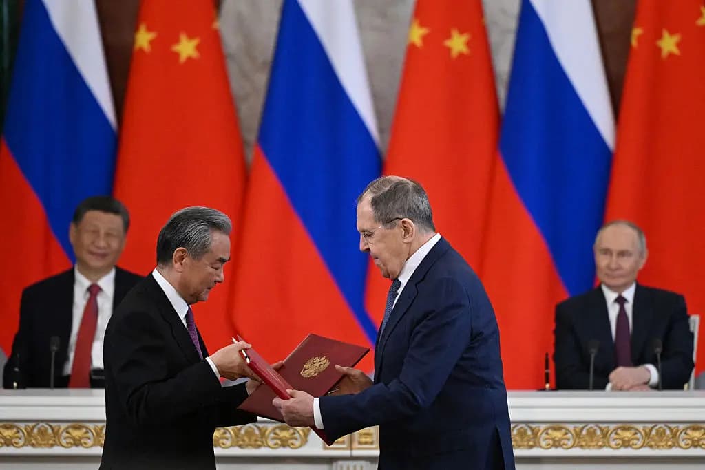 <em>El ministro de Asuntos Exteriores de China, Wang Yi (izquierda), y el ministro de Asuntos Exteriores de Rusia, Serguéi Lavrov (derecha), intercambian documentos durante una ceremonia de firma tras las conversaciones mantenidas en Moscú el 8 de mayo de 2025. (Kirill Kudryavtsev/AFP vía Getty Images).</em>