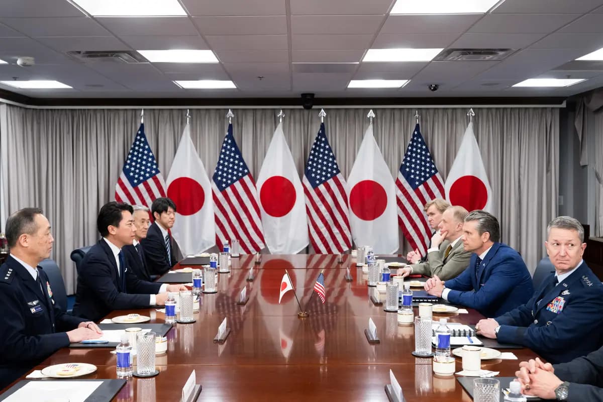 El secretario de Guerra, Pete Hegseth (segundo por la derecha), y el ministro de Defensa japonés, Shinjiro Koizumi (segundo por la izquierda), mantienen una reunión en el Pentágono, en Washington, el 15 de enero de 2026. (Saul Loeb/AFP vía Getty Images).