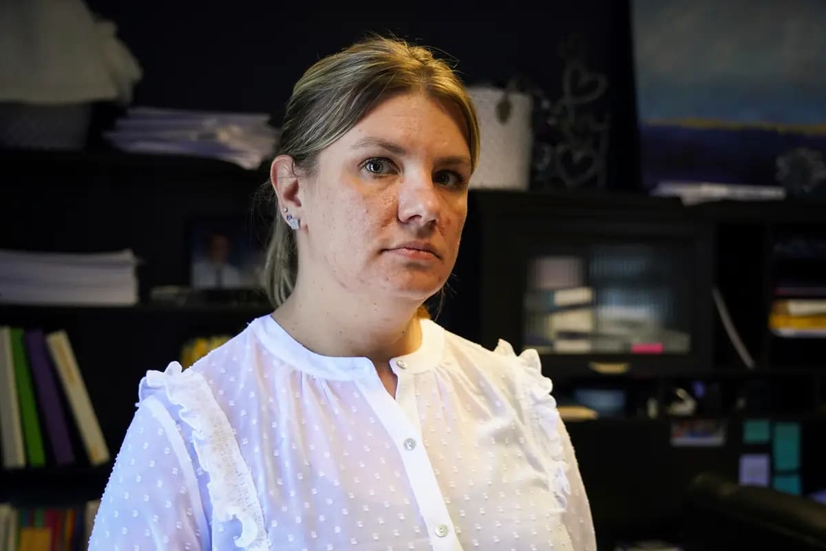 <em>Aimee Bock, directora ejecutiva de la organización sin fines de lucro Alimentando nuestro futuro, habla en St. Anthony, Minnesota, el 27 de enero de 2022. (Shari L. Gross/Star Tribune vía AP).</em>