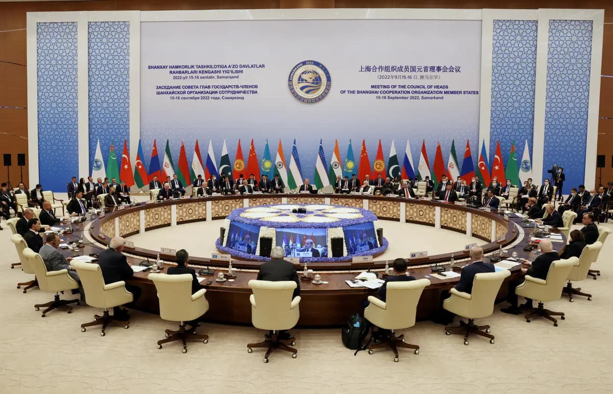 Participantes de la cumbre de la Organización de Cooperación de Shanghái asisten a una reunión ampliada de jefes de Estado de los países miembros de la Organización de Cooperación de Shanghái en Samarcanda, Uzbekistán, el 16 de septiembre de 2022. (Sputnik/Sergey Bobylev/Pool vía Reuters)