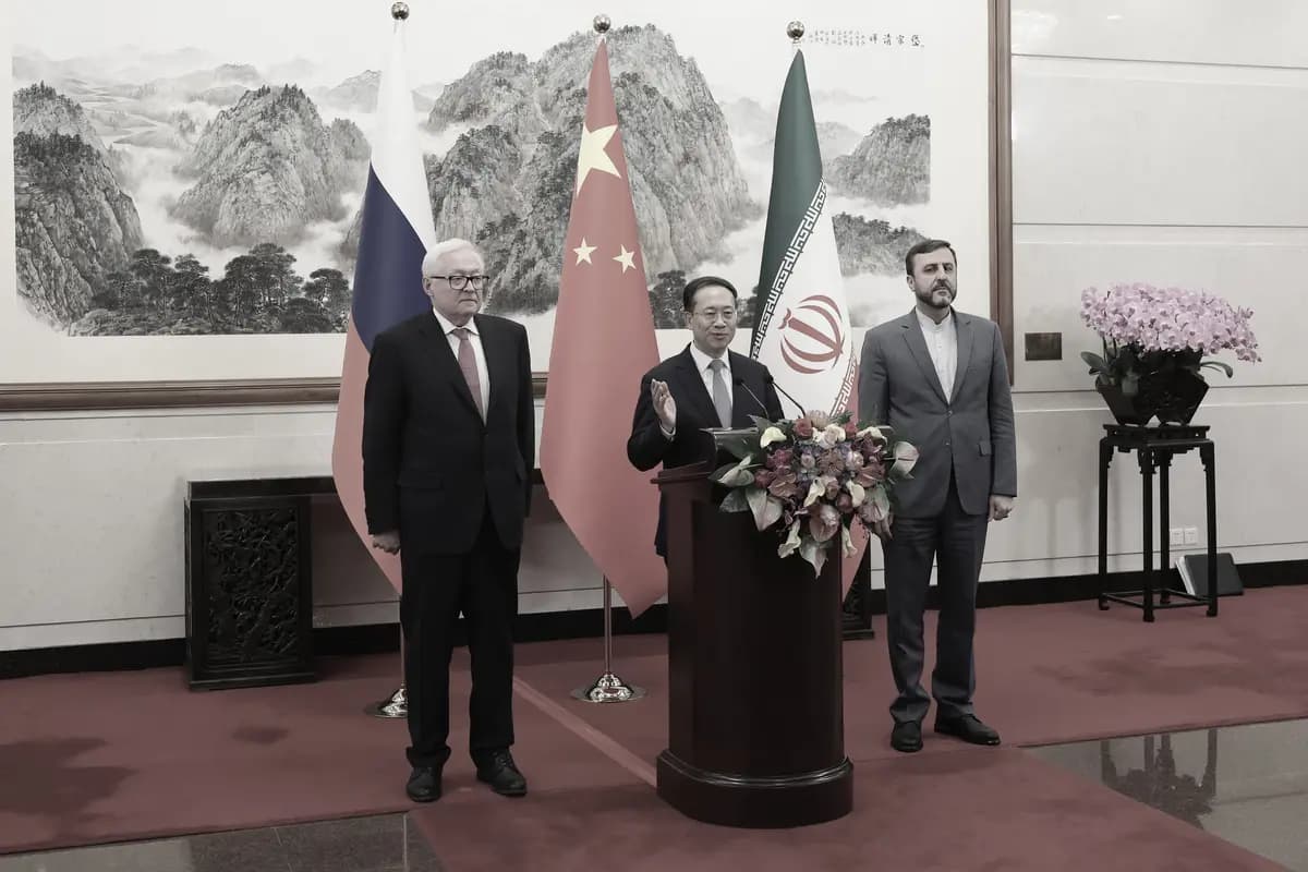 El viceministro de Asuntos Exteriores de Rusia, Sergei Ryabkov, el viceministro ejecutivo de Asuntos Exteriores de China, Ma Zhaoxu y el viceministro de Asuntos Exteriores de Irán, Kazem Gharibabadi, ofrecen una rueda de prensa tras su reunión en la residencia estatal Diaoyutai en Beijing, el 14 de marzo de 2025. (Lintao Zhang/POOL/AFP vía Getty Images).
