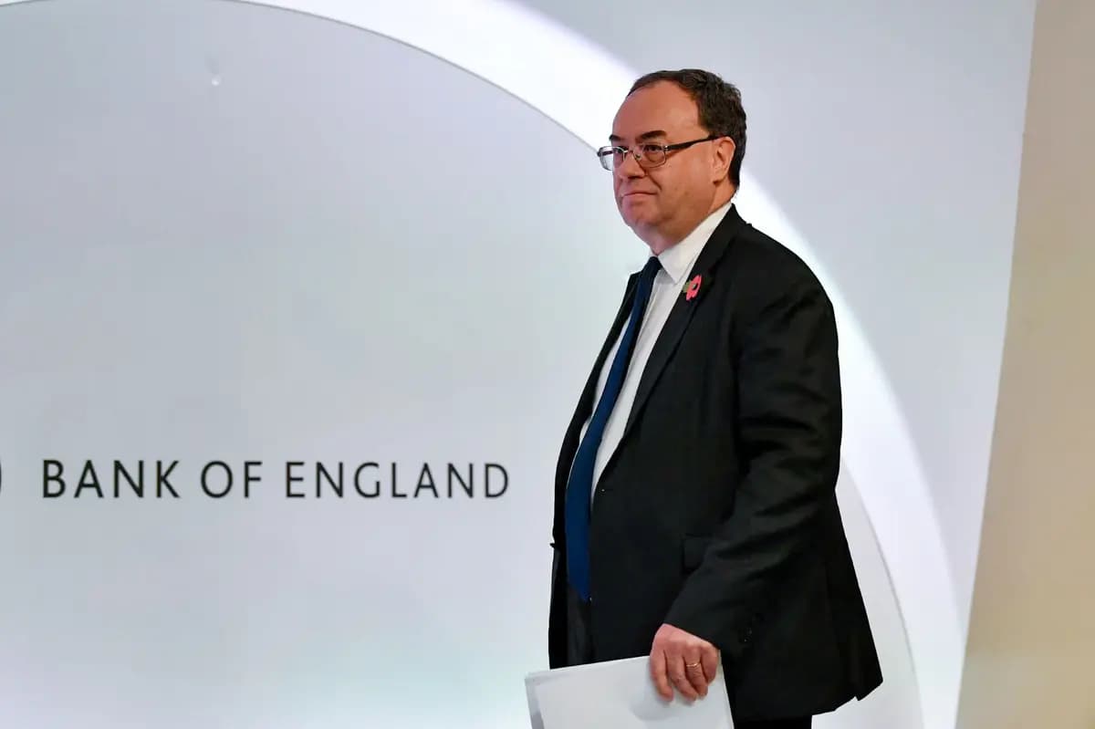 El gobernador del Banco de Inglaterra, Andrew Bailey, llega para pronunciar su discurso en la conferencia de prensa sobre el Informe de Política Monetaria en el Banco de Inglaterra, en Londres, el 4 de noviembre de 2021. (Justin Tallis/Pool vía Reuters).
