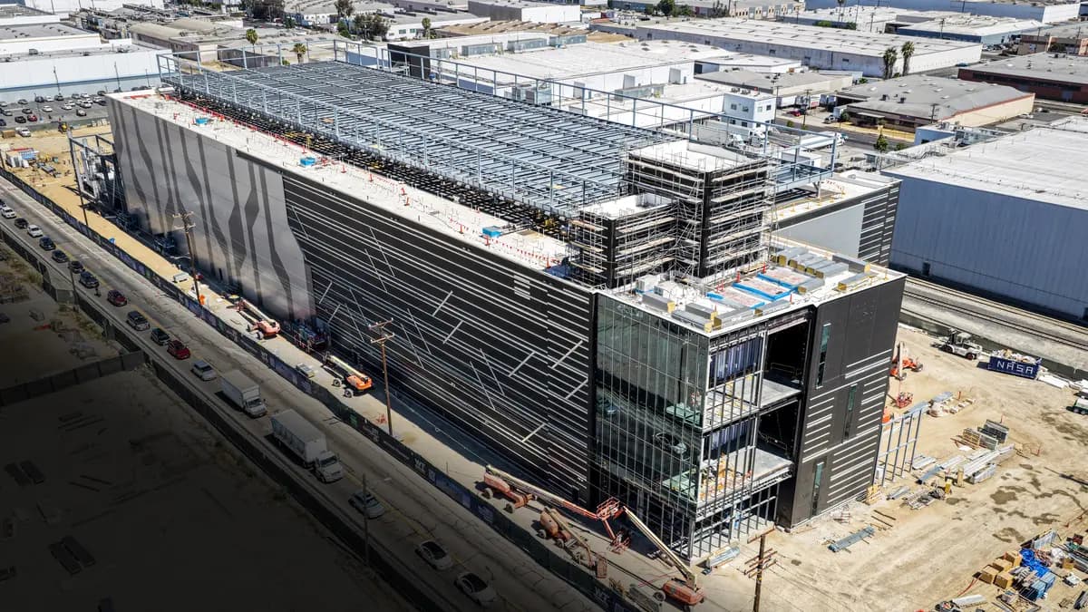 Vista aérea de un centro de datos de tres niveles y 49.5 megavatios en construcción en Vernon, California, el 8 de julio de 2026. (Mario Tama/Getty Images).
