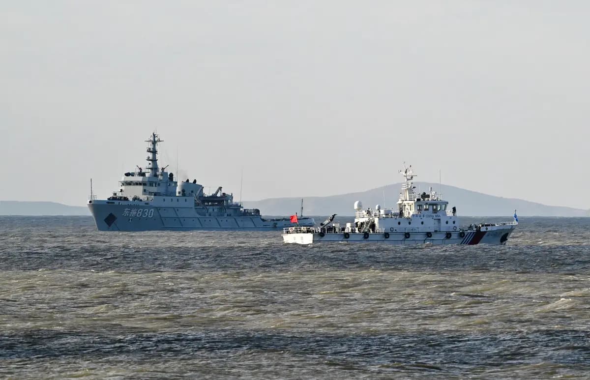 Buques chinos patrullan mientras el Ejército Popular de Liberación (EPL) realiza maniobras militares en la isla de Pingtan, el punto más cercano a Taiwán, en la provincia oriental de Fujian, China, el 30 de diciembre de 2025. (Adek Berry/AFP vía Getty Images).