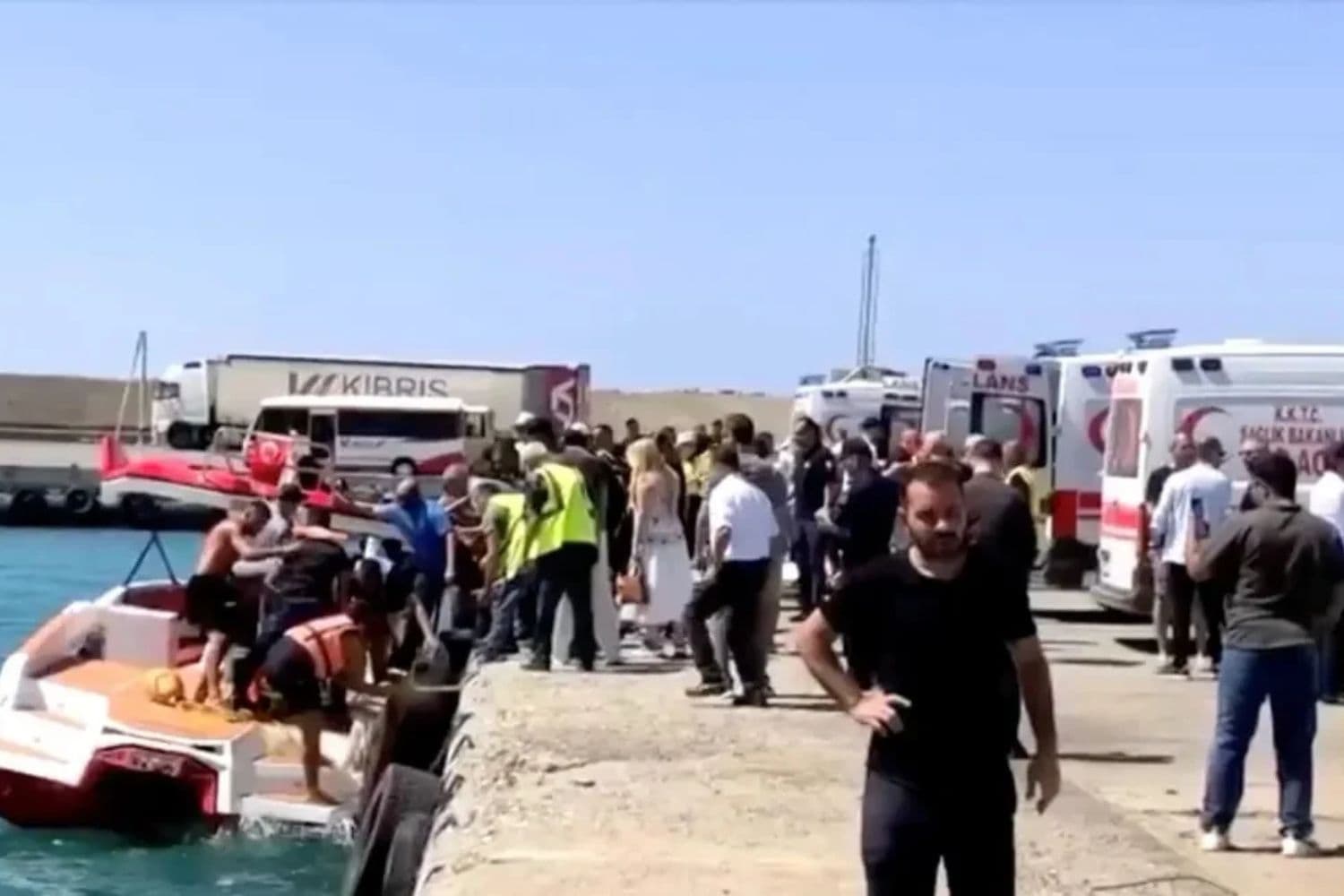 8 personas mueren tras el vuelco de un ferry con casi 270 pasajeros frente a Chipre