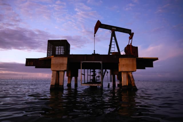 Una bomba de extracción de petróleo en el lago Maracaibo, en Cabimas, Venezuela, el 27 de enero de 2026. (Leonardo Fernández Viloria/Reuters)