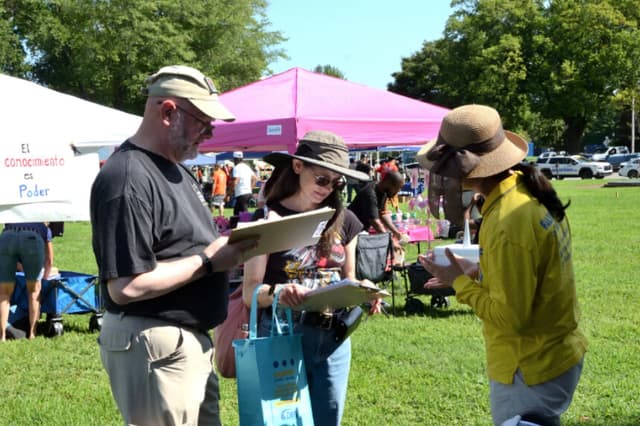 Asistentes al 4.º Festival Latino en Dover firmaron una petición contra la persecución de Falun Gong en China y la extracción forzada de órganos. (Frank Liang/The Epoch Times).