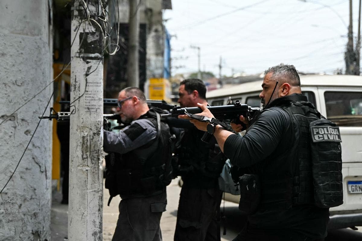 Agentes de policía se ponen a cubierto durante la Operación Contención en la favela de Vila Cruzeiro, en el complejo de Penha, en Río de Janeiro, Brasil, el 28 de octubre de 2025. (Mauro Pimentel/AFP vía Getty Images)
