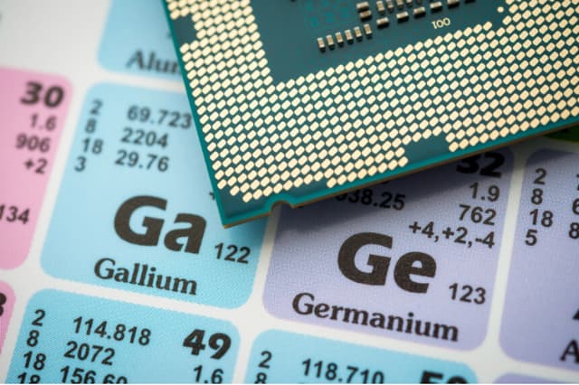 El germanio (Ge) y el galio (Ga) aparecen en la tabla periódica junto a un procesador de CPU. (Pla2na vía Getty Images).