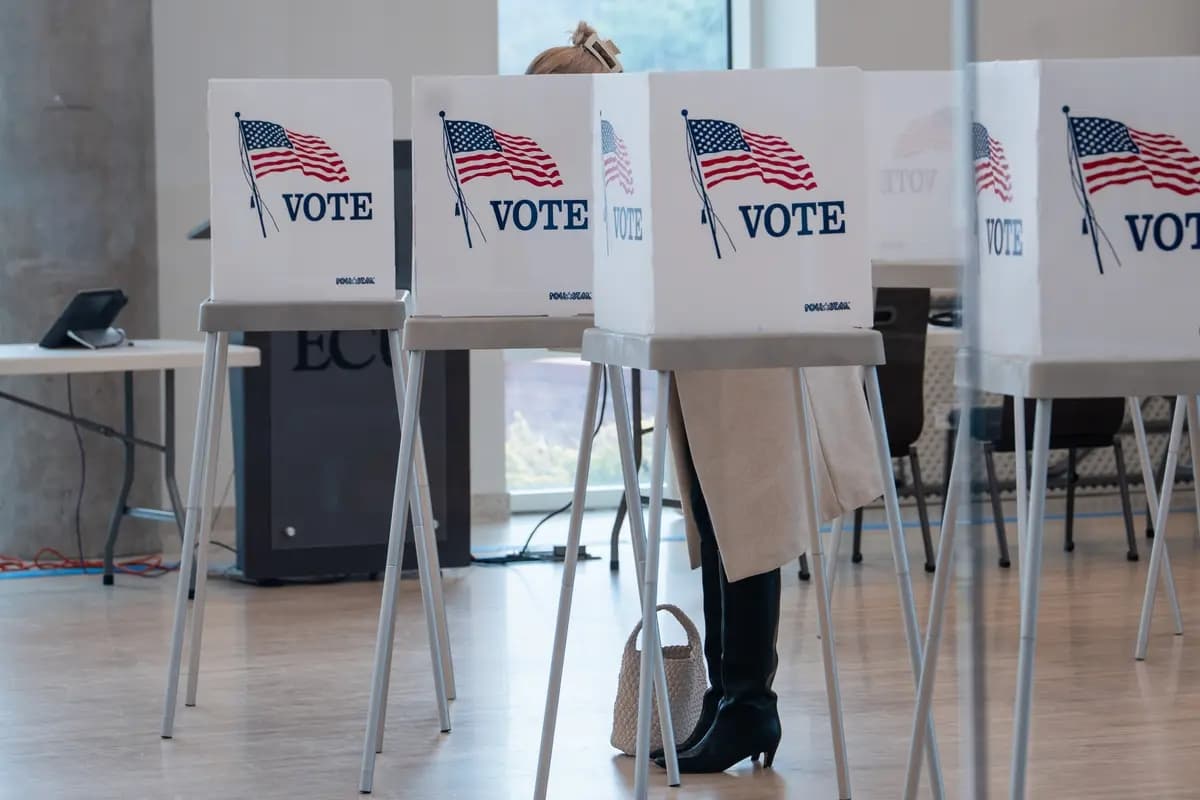 Una mujer vota en un centro de votación anticipada en la Universidad de Carolina del Este, mientras Carolina del Norte inicia sus elecciones primarias de mitad de mandato, en Greenville, Carolina del Norte, el 12 de febrero de 2026. (Madalina Kilroy/The Epoch Times)