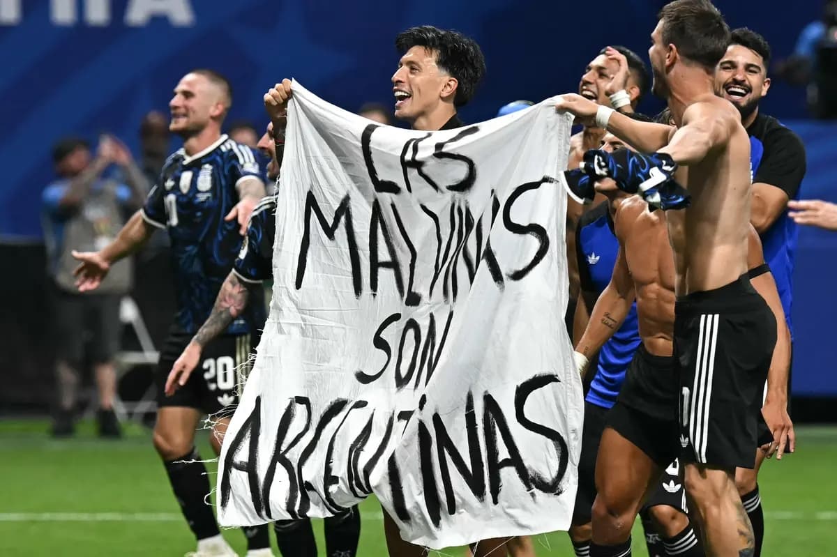 Los jugadores argentinos sostienen una pancarta que dice "Las Malvinas (Islas Malvinas) pertenecen a Argentina", tras ganar el partido de semifinales de la Copa Mundial de fútbol de 2026 entre Inglaterra y Argentina en el Estadio de Atlanta, en Atlanta, el 15 de julio de 2026. (Paul Ellis/AFP vía Getty Images)