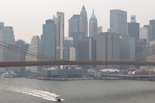 Vista del horizonte del bajo Manhattan desde el puente de Manhattan, en medio de la bruma provocada por los incendios forestales canadienses, en la ciudad de Nueva York, el 16 de julio de 2026. (Michael M. Santiago/Getty Images).