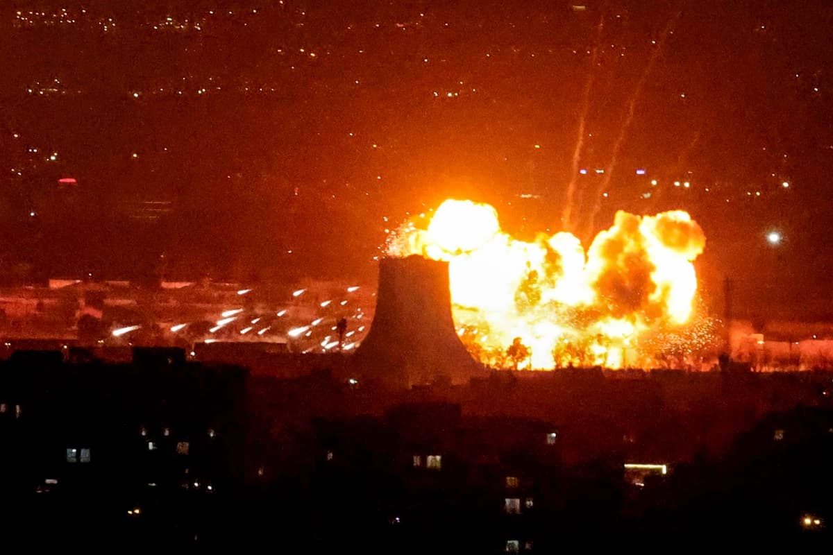 Una explosión se produce tras los ataques cerca de la Torre Azadi, próxima al Aeropuerto Internacional de Mehrabad en Teherán, el 7 de marzo de 2026. Estados Unidos e Israel lanzaron ataques contra Irán el 28 de febrero, lo que provocó una rápida represalia por parte de la república islámica, que respondió con ataques con misiles en toda la región. (Atta Kenare/AFP vía Getty Images).