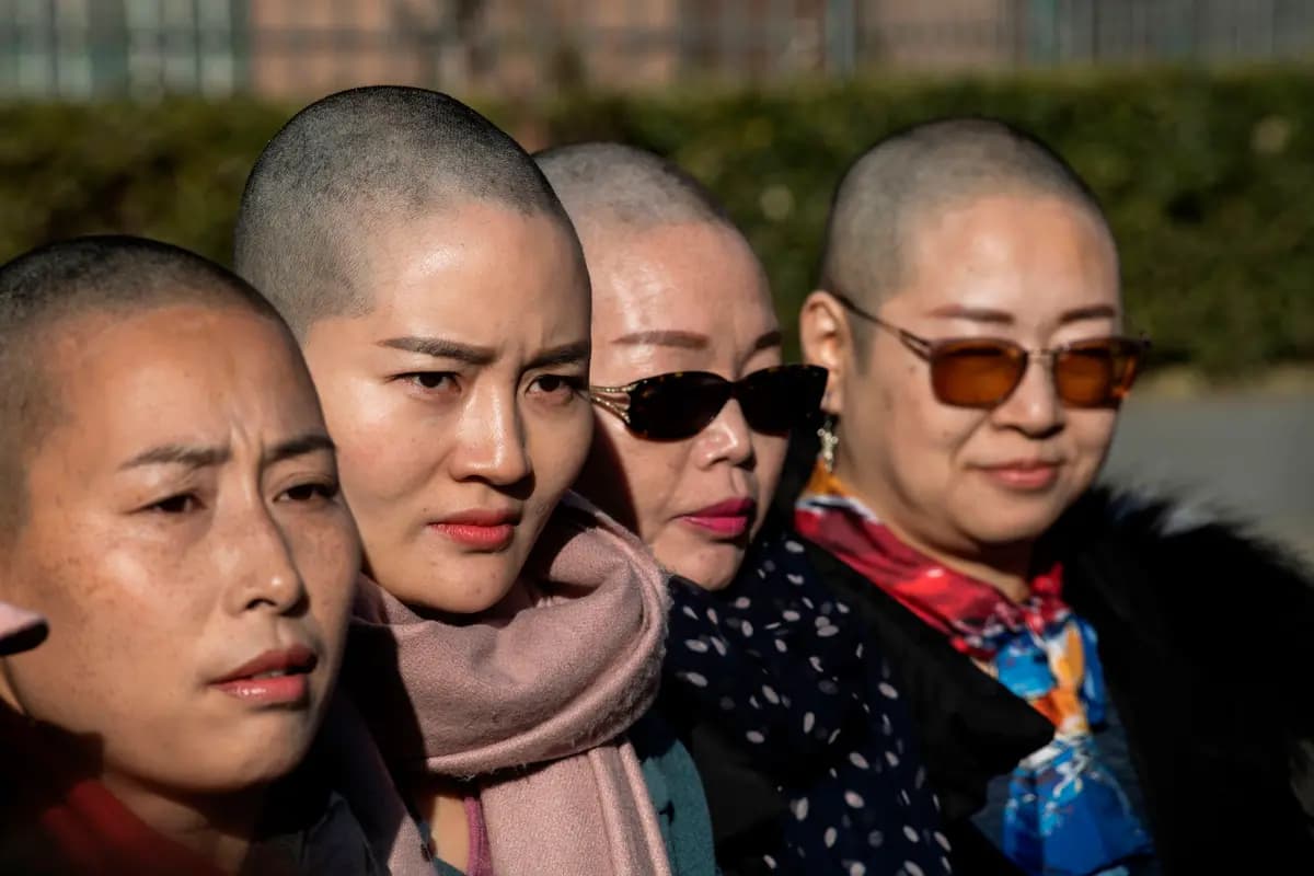(De izquierda a derecha) Yuan Shanshan, Li Wenzu, Liu Ermin y Wang Qiaoling hablan con los medios de comunicación tras afeitarse la cabeza en señal de protesta por la detención de sus esposos durante la campaña de represión del 709 en Beijing, el 17 de diciembre de 2018. (Fred Dufour/AFP vía Getty Images).