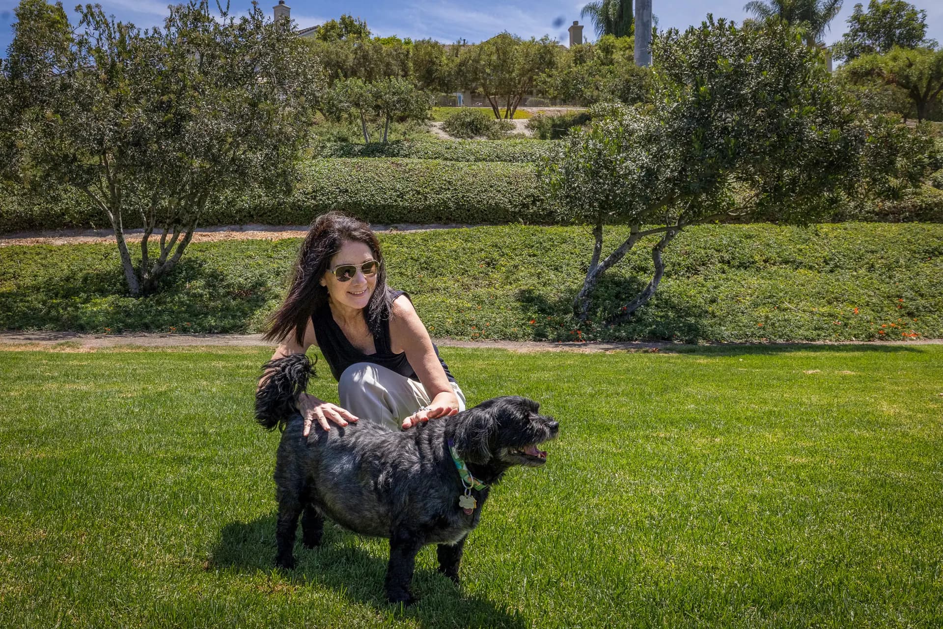 Liesal Heidt juega con su perro en Ladera Ranch, California, el 24 de julio de 2026. A medida que aumentaba su preocupación por la fumigación con herbicidas a lo largo de los años, los residentes de Ladera han mantenido una lista actualizada, que actualmente cuenta con alrededor de 43 casos de cáncer canino. (John Fredricks/The Epoch Times)