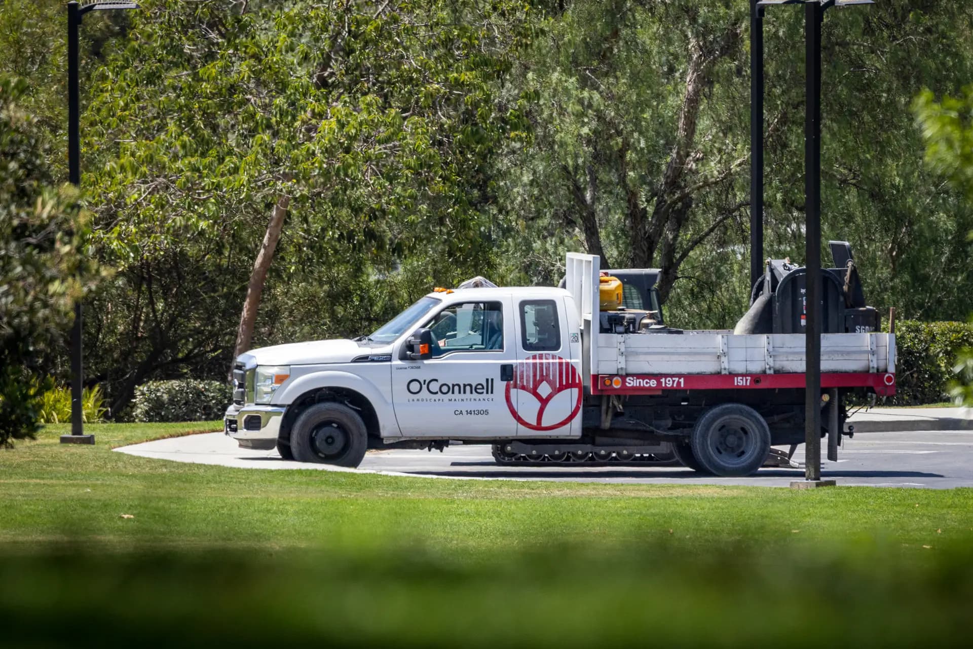 El 24 de julio de 2026, trabajadores de jardinería de O'Connell operaban en Ladera Ranch, California. Lieseal Heidt se unió a un grupo de Facebook donde los residentes publicaron sus inquietudes y compartieron fotos de camiones de O'Connell rociando herbicida. (John Fredricks/The Epoch Times)