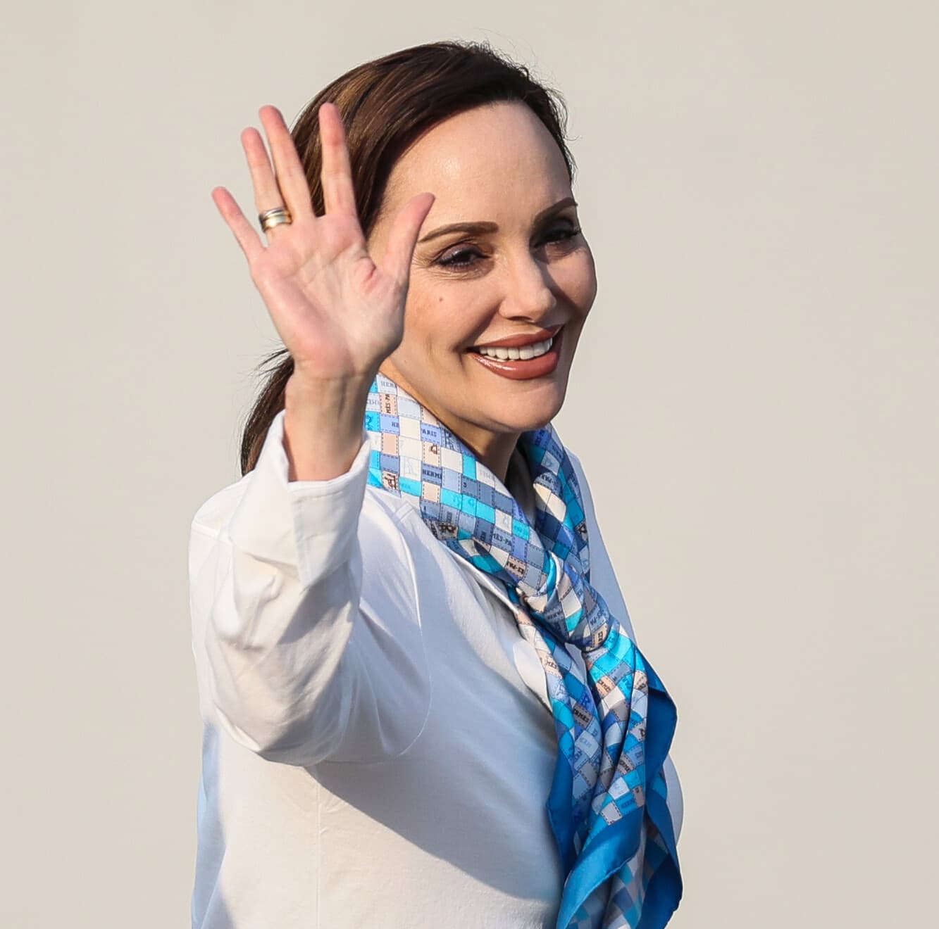 La senadora Lilly Téllez, del partido PAN, llega al primer debate presidencial en la sede del INE el 7 de abril de 2024 en la Ciudad de México, México. (Manuel Velásquez/Getty Images)