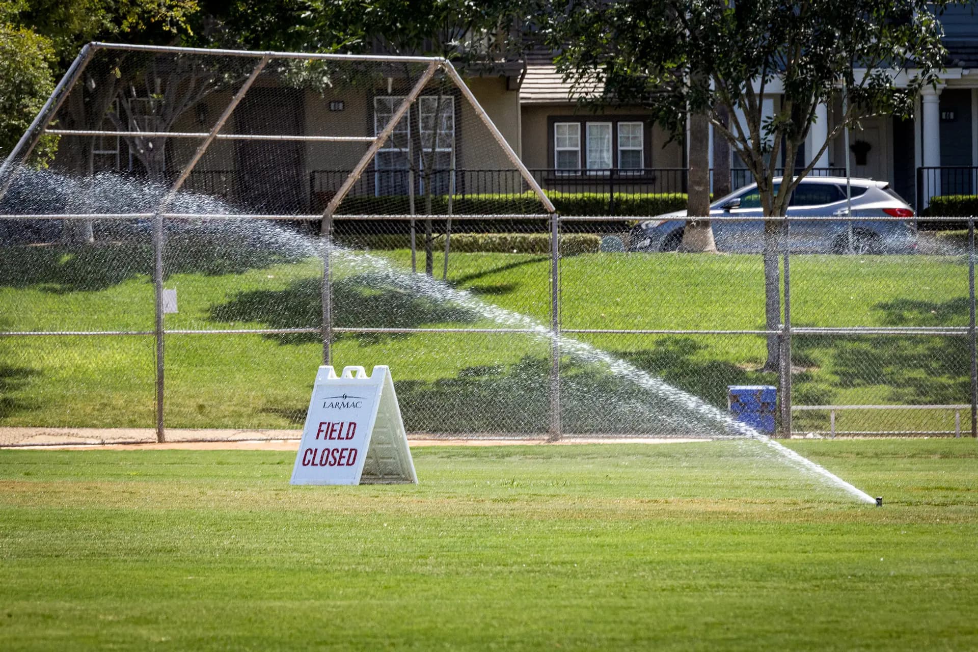 Un parque cerrado está siendo regado en Ladera Ranch, California, el 24 de julio de 2026. (John Fredricks/The Epoch Times)
