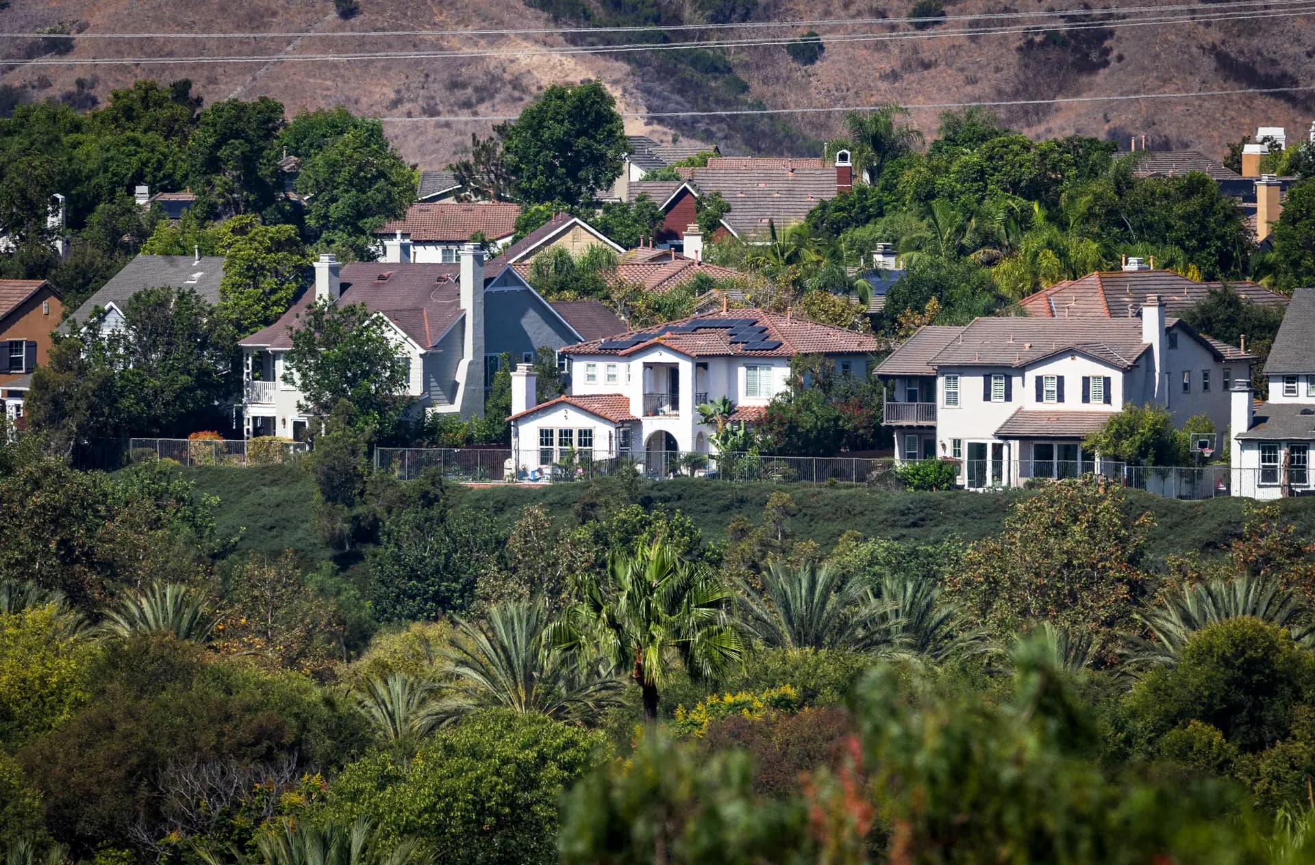 Casas en Ladera Ranch, California, el 24 de julio de 2026. En una reciente reunión comunitaria, los residentes de Ladera hablaron sobre sus seres queridos que fallecieron prematuramente a causa del cáncer o sobre sus propios diagnósticos. (John Fredricks/The Epoch Times)